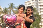 Vivek Oberoi Proposes Neha Sharma for Jayantabhai ki love story promotions in Bandra, Mumbai on 13th Feb 2013 (40).JPG